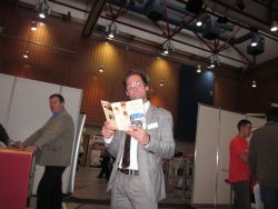 Besucher mit Prospekt Ausbildungsmesse 2012