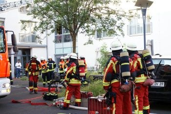 Löschzug vor Haupteingang Feuerwehrübung