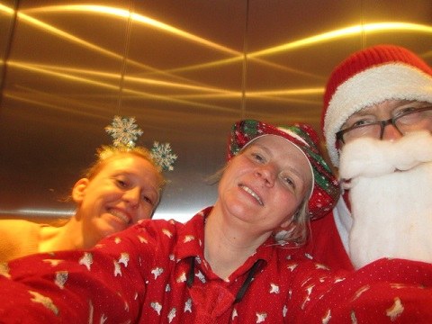Weihnachtsmann mit Helferinnen